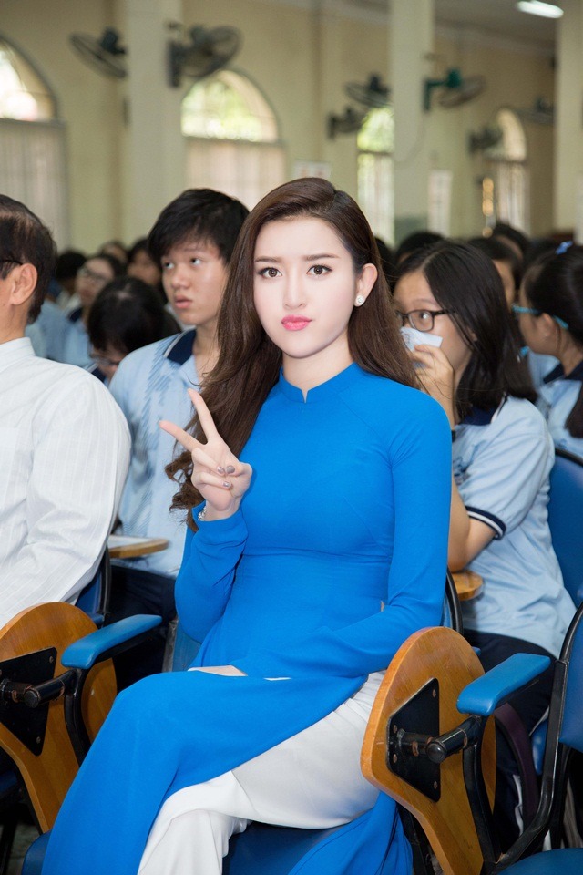 《漂亮的秘书》在线观看